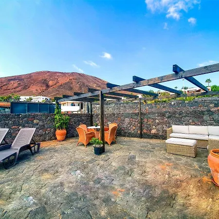 Under The Volcano In Playa Blanca Chalé
